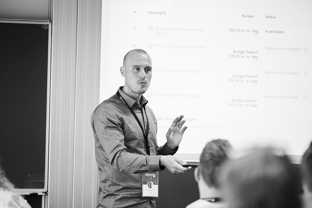 Andreas Solgaard foran en præsentationsskærm