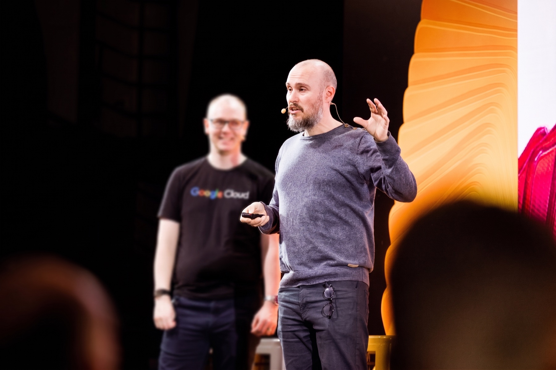 Andreas Solgaard med mikrofon foran et publikum