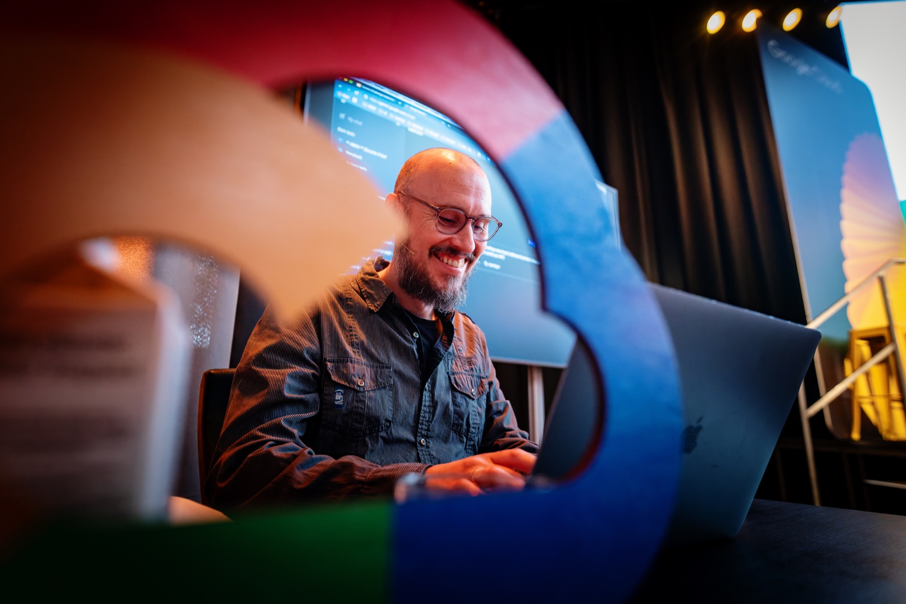 Andreas Solgaard ved en bærbar computer