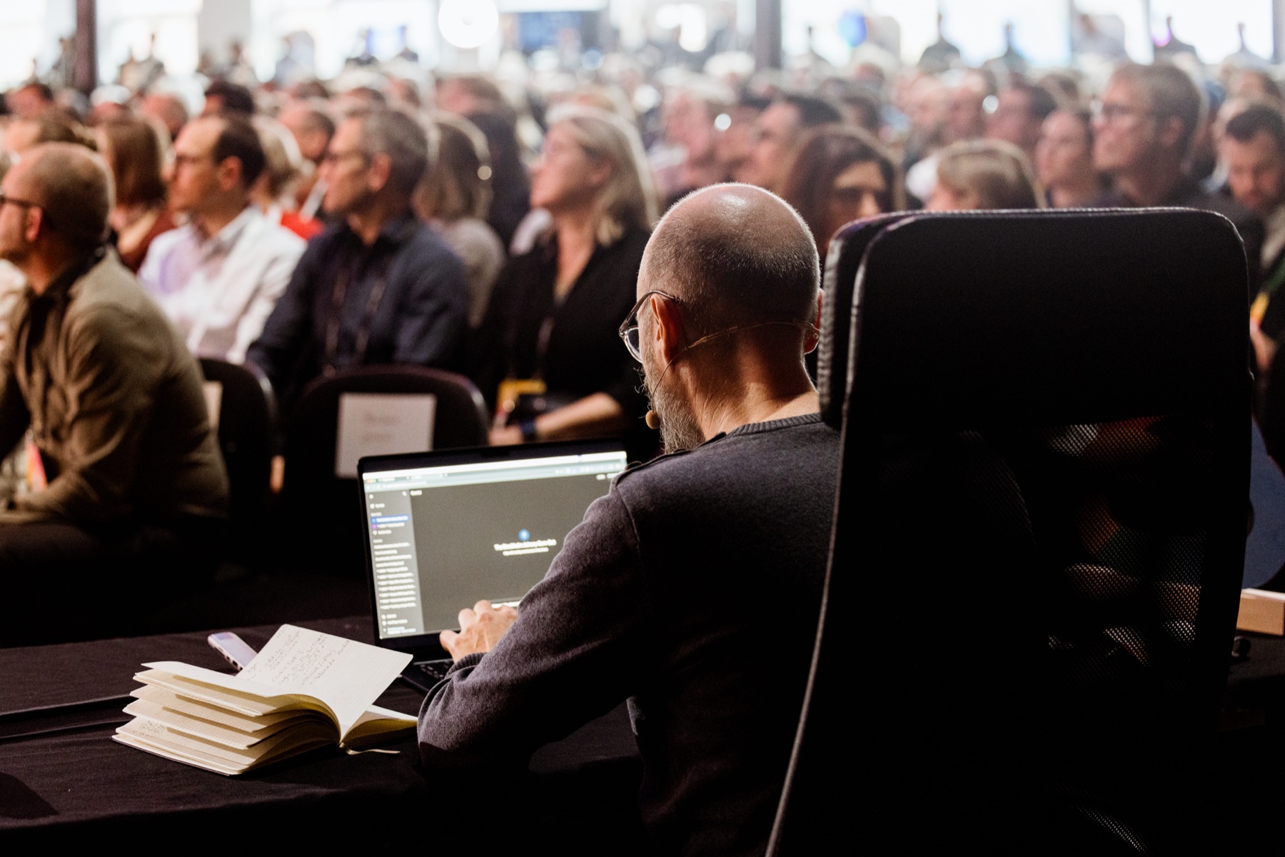 Andreas Solgaard ved en computer foran et publikum