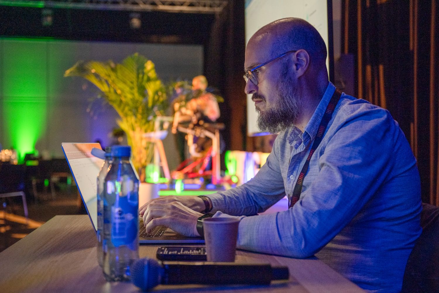 Andreas Solgaard arbejder ved en bærbar computer